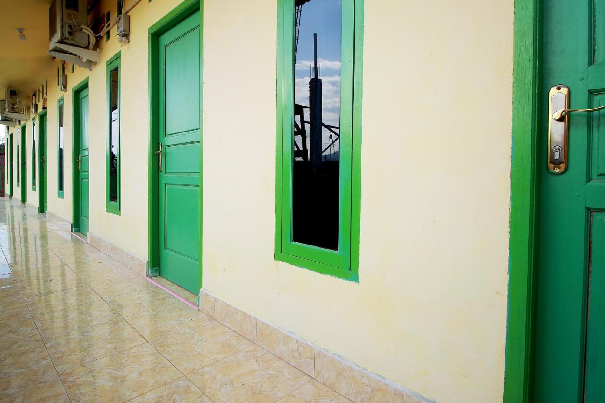 Oyo 2585 Sherren Guest House Lubuklinggau Luaran gambar
